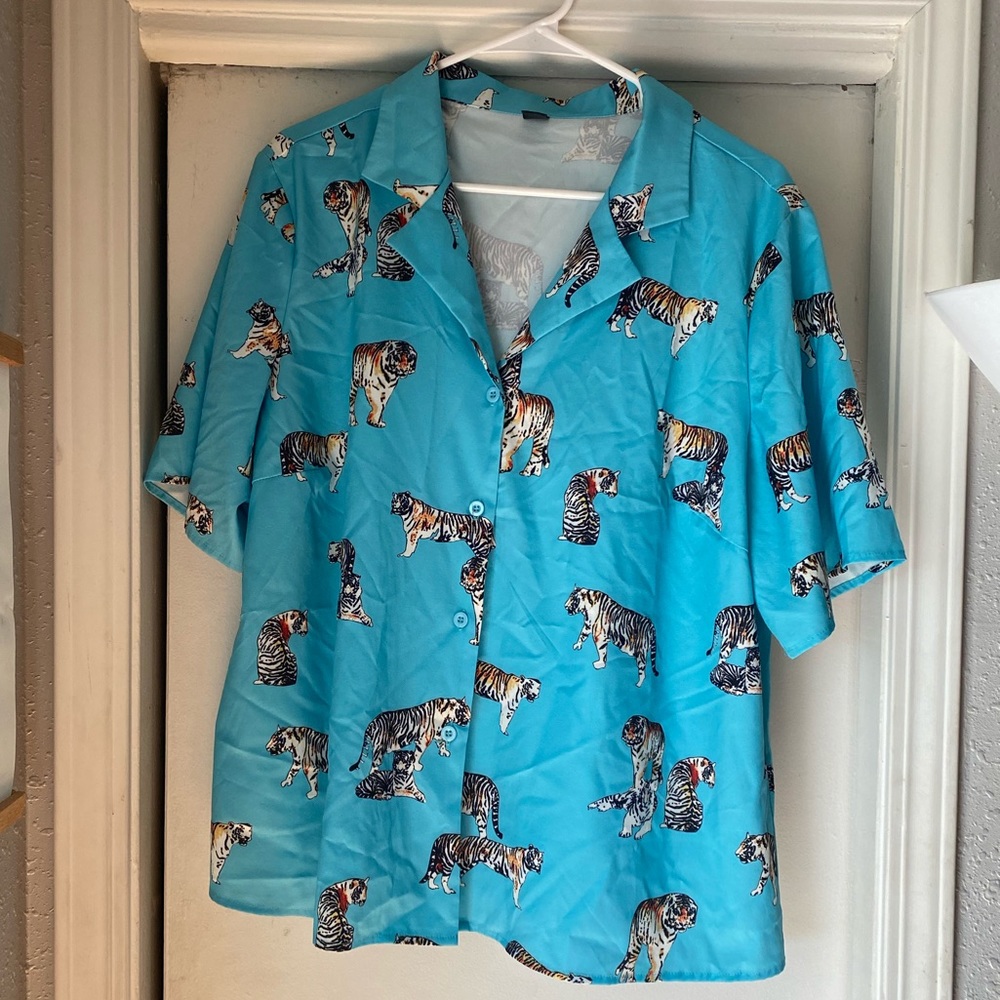 Tiger-tastic short sleeve button down size 3X